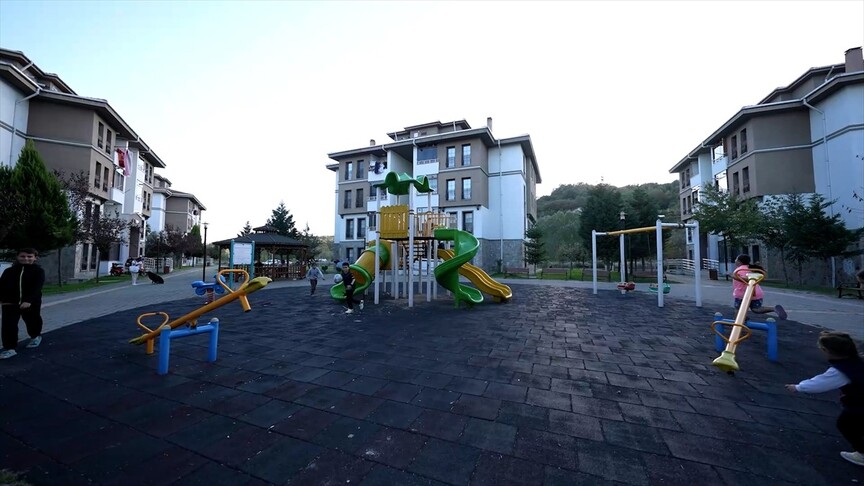 Bakan Kurum, Zonguldak'ta TOKİ'nin yaptığı konutlarda oturan ev sahiplerinin görüşlerini paylaştı