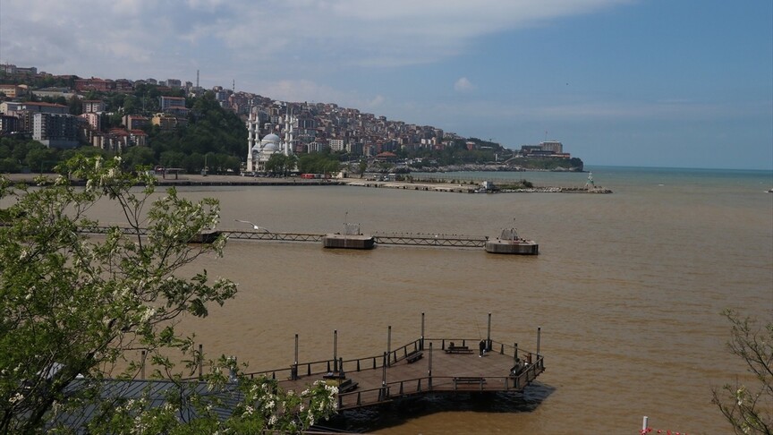 Zonguldak'ta derelerden taşınan çamurlu su denizin rengini değiştirdi