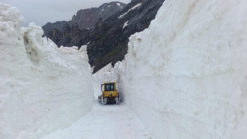 Hakkari'de karla mücadele çalışmaları ilkbaharın son günlerinde de sürüyor