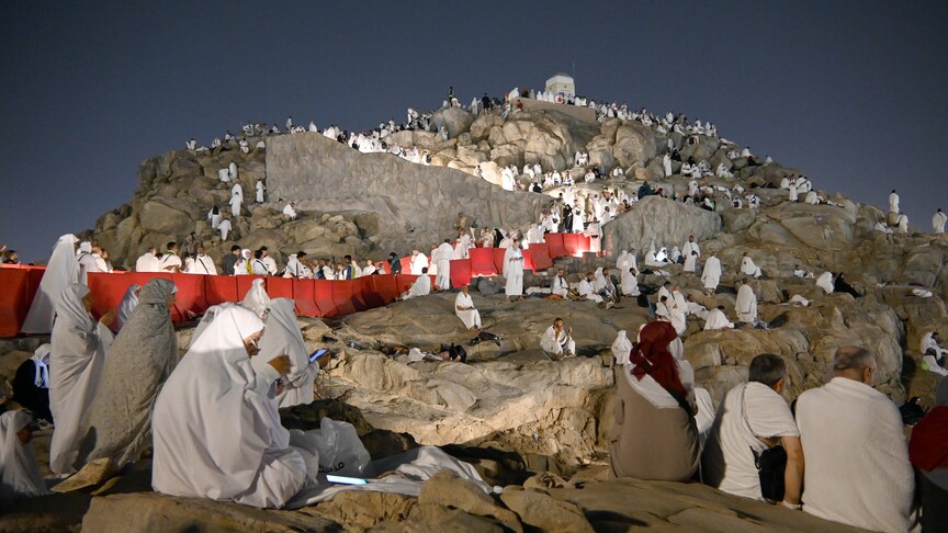 حاجیانی ماڵی خوا بۆ ئەنجامدانی یەكێك لە ڕوكنە گەروەكانی فەریزەی حەج دەچنە سەر کێوی عەرەفە