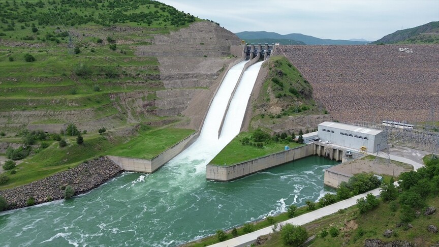 Elazığ'da kapakları açılan 3 barajda su tahliye çalışması sürüyor