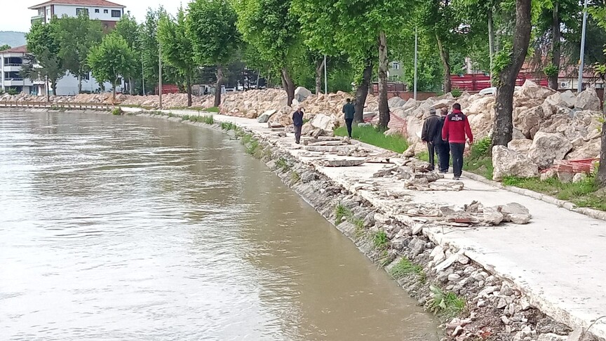 Tokat'ta taşkın riski bulunan Turhal'daki bir okul ile bir köyden taşımalı eğitime 2 gün ara verildi