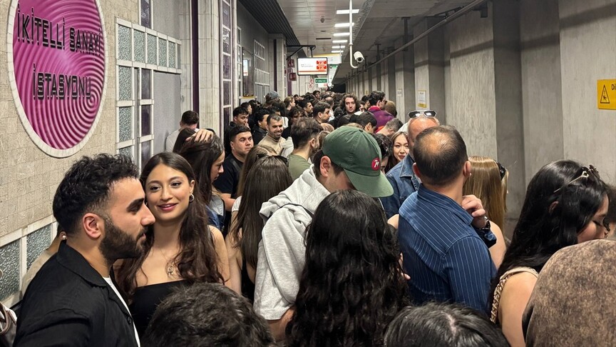 Kanye West'in İstanbul konseri öncesi metroda izdiham yaşandı