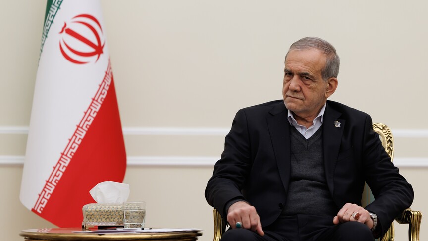 İran Cumhurbaşkanlığı Ofisi, Cumhurbaşkanı Pezeşkiyan’ın istifa ettiği yönündeki iddiaları yalanladı
