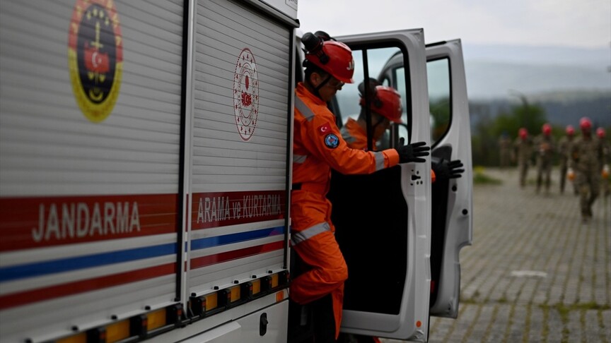 Bolu'da jandarma timleri zorlu şartlarda tatbikatlarla göreve hazırlanıyor