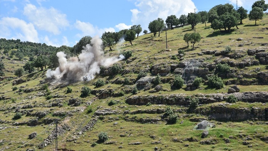Şırnak'ta köy sakinlerini korumak için kayalık yamaçlar çelik ağlarla örülüyor
