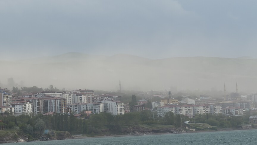 Bitlis'te toz taşınımı ve rüzgar etkili oldu
