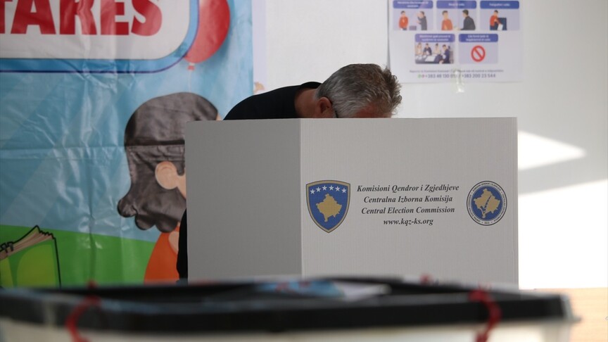 Kosova'da düzenlenen erken genel seçimlerde oy kullanma işlemi başladı