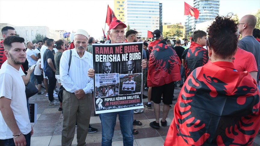 Arnavutluk'ta Zvernec'teki turizm projesine karşı gösteriler sürüyor