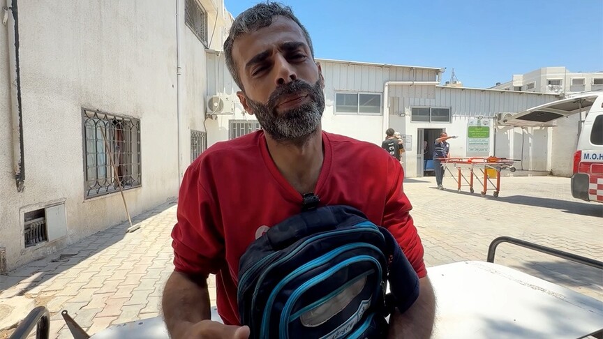 Gazzeli babadan sırtında çantasıyla İsrail bombalarına hedef olan yavrusuna acı veda: Oğlum okuldan dönüyordu