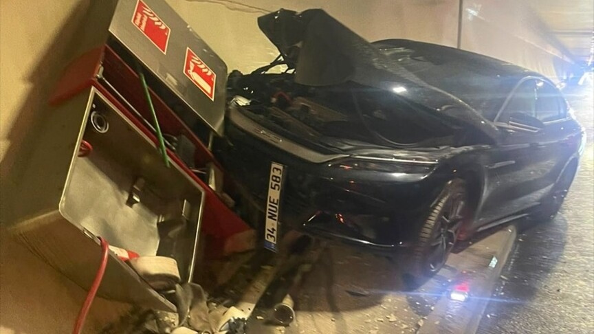 Avrasya Tüneli'nde otomobil itfaiyeye ait yangın panosuna çarptı