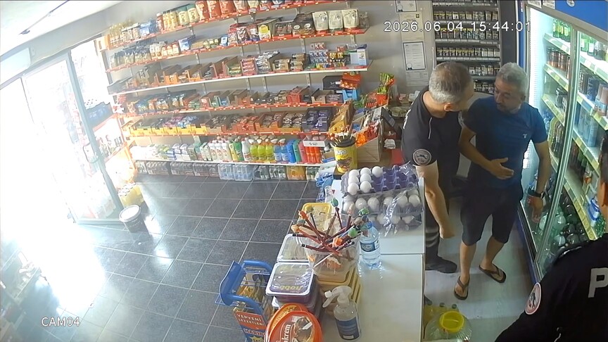 Osmaniye'de boğazına şeker takılan bakkalı polis memuru müşterisi kurtardı