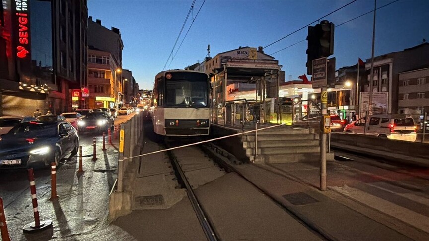 Bayrampaşa'da trafo patlaması nedeniyle yaşanan enerji kesintisi tramvay seferlerini aksattı