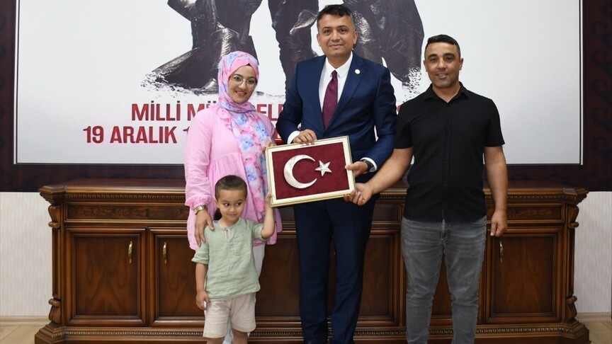 Hatay'da kavşağa düşen Türk bayrağını yoldan geçen sürücüler kaldırdı
