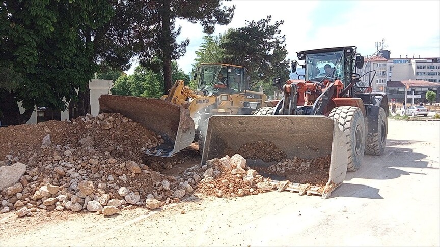 Turhal'da Yeşilırmak çevresinde taşkın riskine karşı oluşturulan tahkimatlar kaldırılıyor
