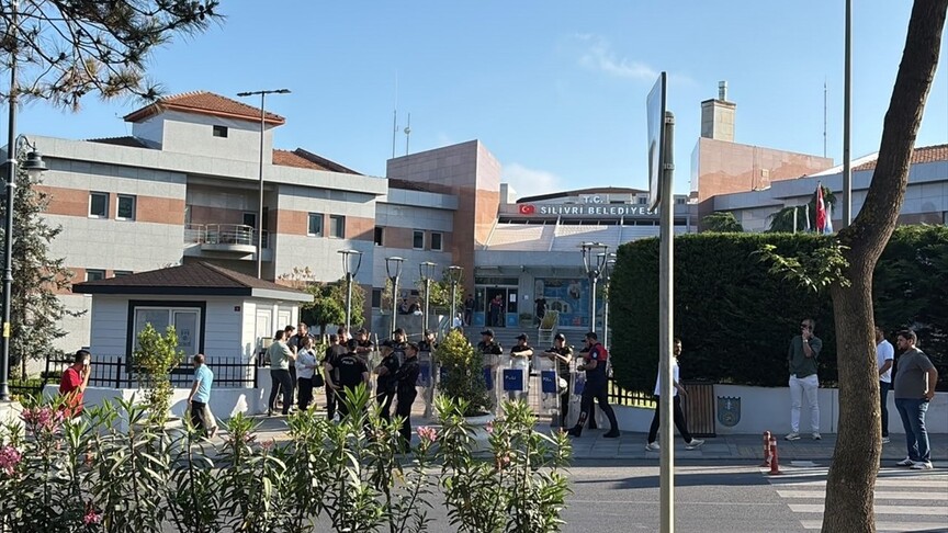 Silivri Belediyesine yönelik operasyonda 17 şüpheli gözaltına alındı