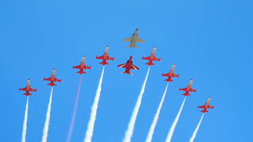 هوڕجێت فڕینێکی مێژوویی هاوتەریبی ١٠ فڕۆکەیی لەگەڵ ئەستێرەکانی تورك ئەنجامدا