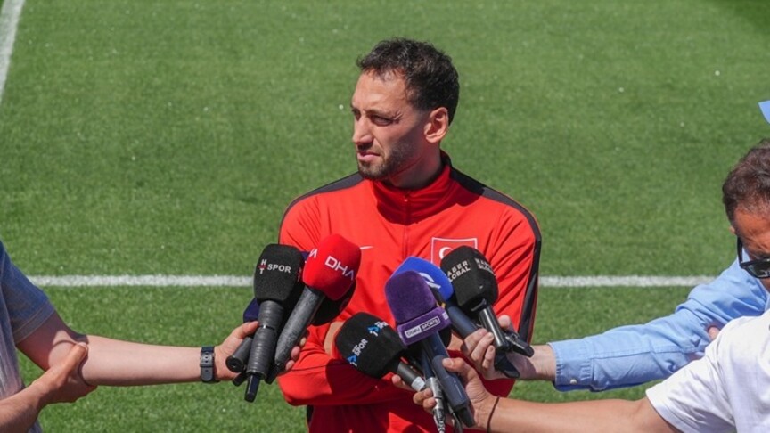 Hakan Çalhanoğlu: Bahane bulmadan kendi oyunumuzu oynayıp inşallah maçı kazanacağız