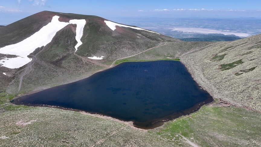Erciyes Dağı'nın eteklerindeki Sarıgöl kar sularıyla doldu