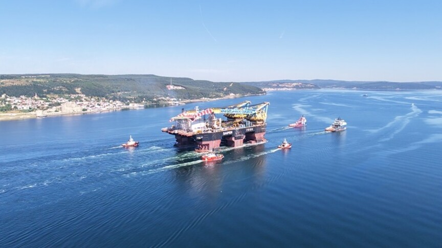 Dev vinç gemisi Çanakkale Boğazı'ndan geçti