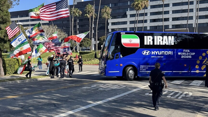 İran Milli Futbol Takımı'nın konakladığı otel önünde protesto gösterileri yapıldı