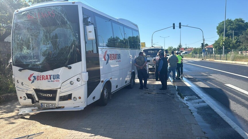 Kırşehir'de işçi servislerinin karıştığı kazada 42 kişi yaralandı