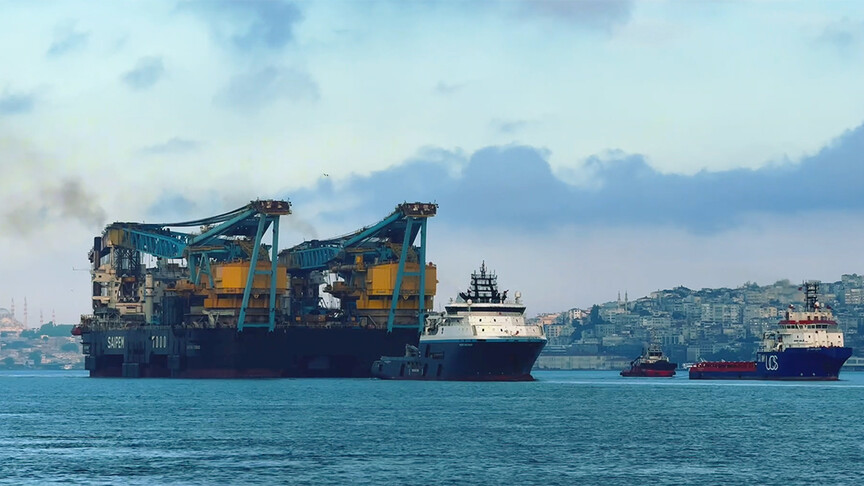 Dev vinç gemisi "Saipem 7000" İstanbul Boğazı'na giriş yaptı