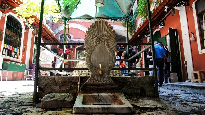 Zincirli Han'da ticaret geleneği yerli ve yabancı turistlerin ilgisiyle devam ediyor