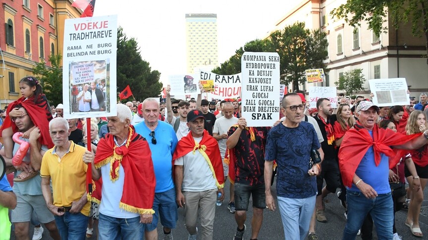 Arnavutluk'ta Zvernec'teki turizm projesine karşı gösteriler 20. gününde sürüyor