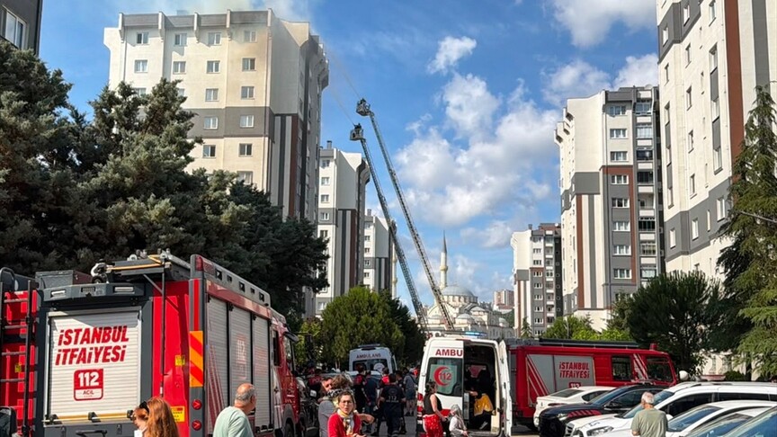 Küçükçekmece'de sitedeki binanın çatısında çıkan yangın nedeniyle 10 kişi hastaneye kaldırıldı