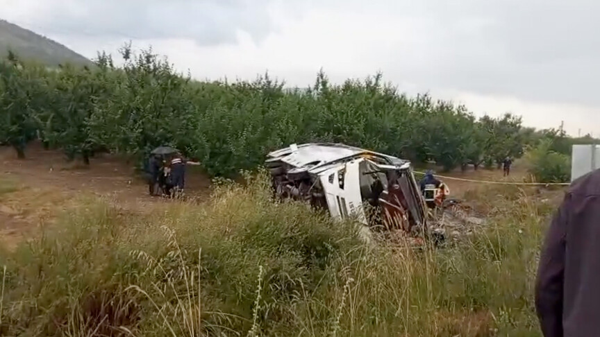 Isparta'da tur otobüsünün devrildiği kazada 4 kişi hayatını kaybetti, 15 kişi yaralandı