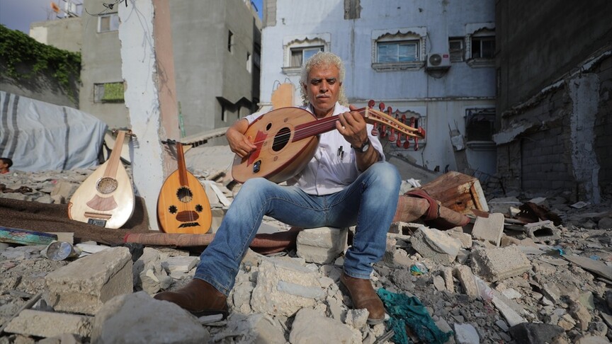Gazzeli sanatçı Ebu Şaviş, müzik aletlerini onararak savaşla kırılan umutları yeşertiyor
