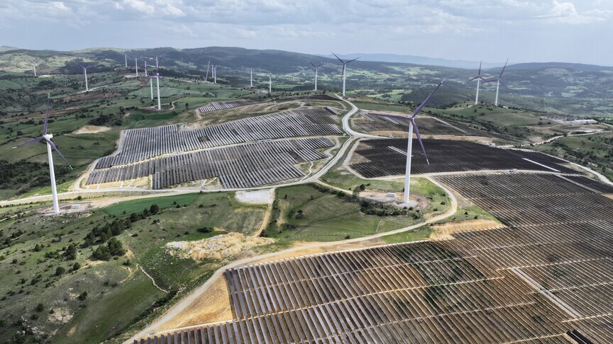 Küresel yenilenebilir enerji kurulu gücü 5 teravatı aşarak 2030 hedefinin yarısına yaklaştı