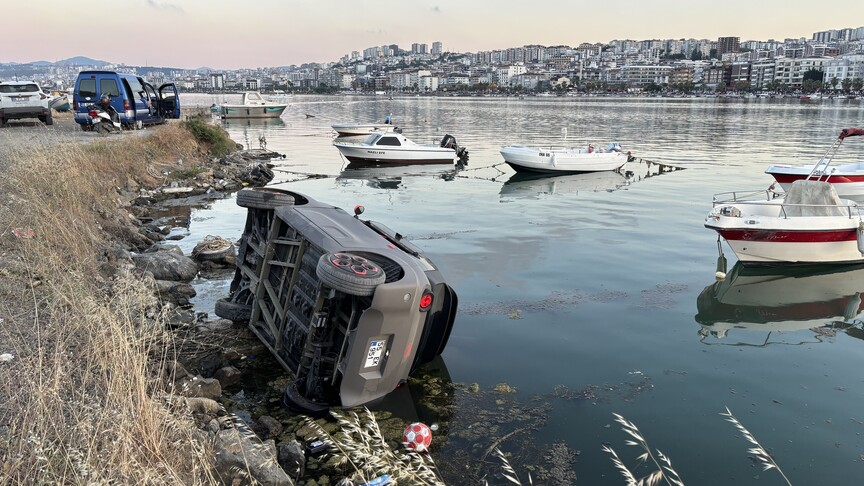 Samsun'da elektrikli araç limandaki kayalıklara devrildi