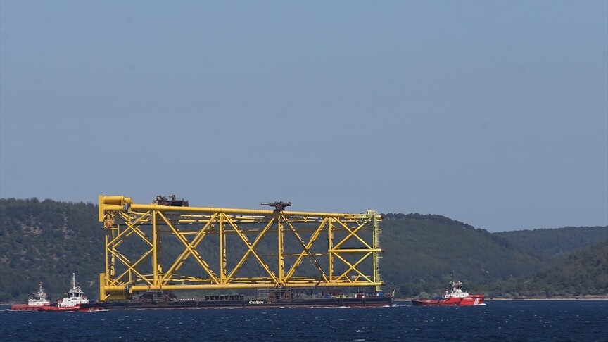 Doğal gaz boru hattı döşeme platformu Çanakkale Boğazı'ndan geçti