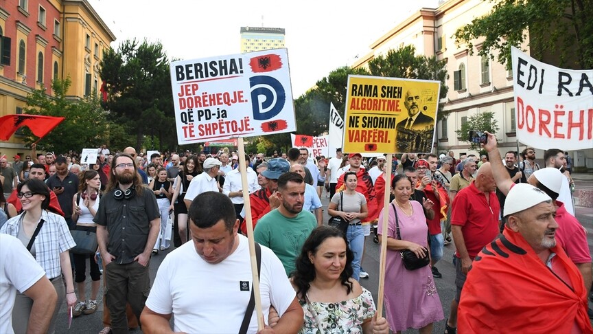 Arnavutluk'ta Zvernec'teki turizm projesine karşı gösteriler haftalardır sürüyor