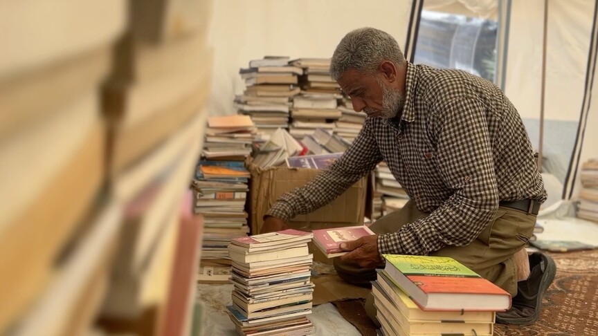Gazzeli sahaf, evinin enkazından çıkardığı kitaplarla kütüphanesini yeniden oluşturdu