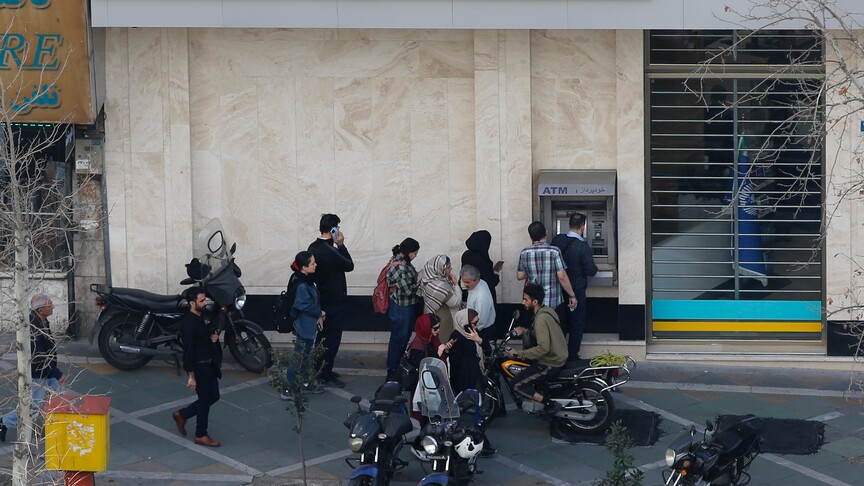 İran'da siber saldırı nedeniyle bankacılık sistemlerinde aksaklıklar meydana geldiği açıklandı