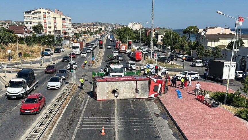 Büyükçekmece'de otomobille çarpışan itfaiye aracı devrildi