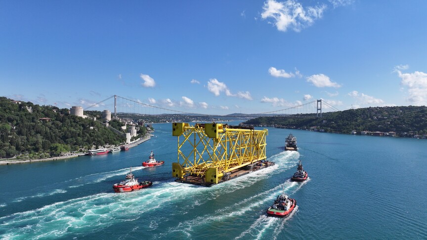 Doğal gaz boru hattı döşeme platformu İstanbul Boğazı'ndan geçti