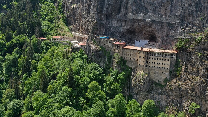 Sümela Manastırı ziyaretçilerin hizmetine yeniden açıldı