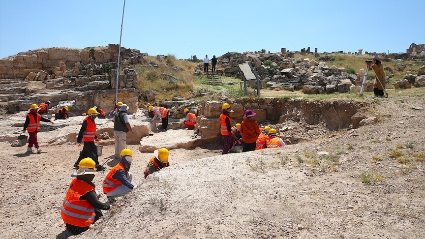 Mithras Tapınağı'nın 1700 yıl önce mühürlenerek kapatıldığı belirlendi
