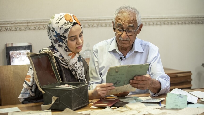Iraklı aile Osmanlı belgelerinden oluşan arşivlerini özenle koruyor