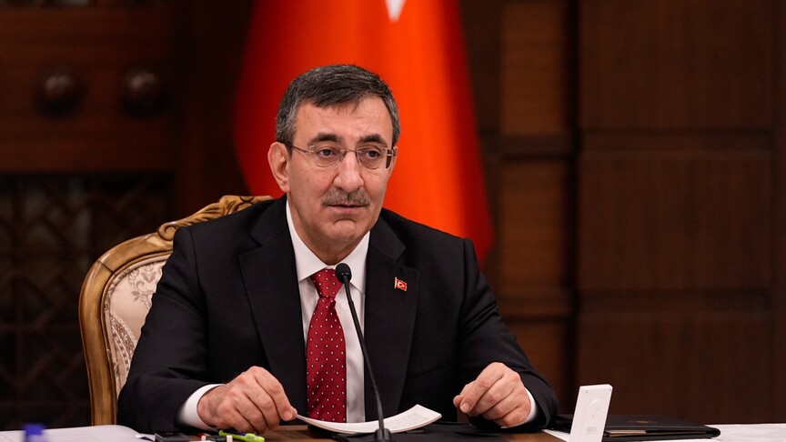 Cumhurbaşkanı Yardımcısı Yılmaz'dan karne alan öğrencilere "kitap okuma ve spor" tavsiyesi