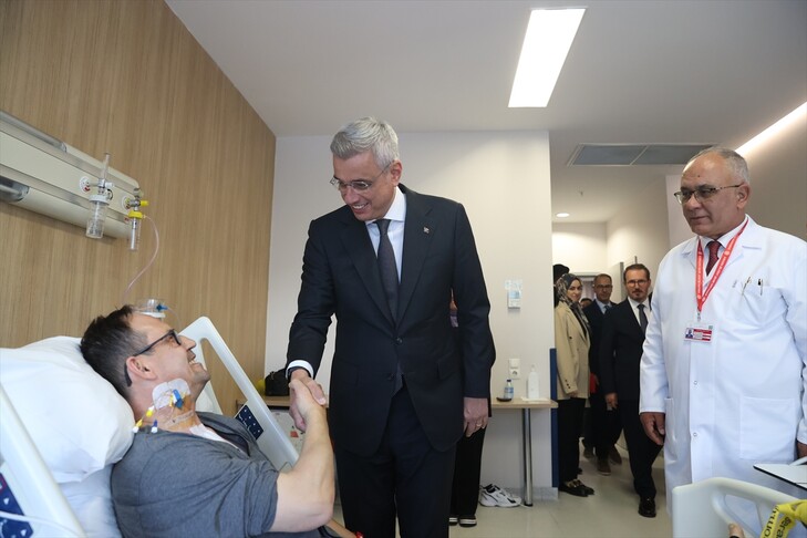 Bakan Memişoğlu, ameliyatında yerli kalp-akciğer makinesi ilk kez kullanılan hastayı ziyaret etti