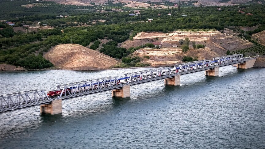 Türkiye'nin en uzun demir yolu köprüsü 40 yıldır rayların yükünü taşıyor
