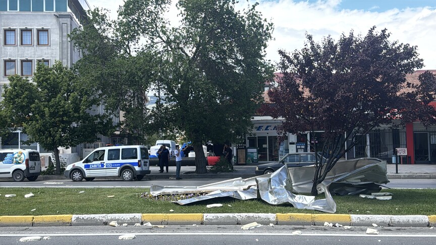 Erzincan'da kuvvetli rüzgar nedeniyle çatılar uçtu, ağaçlar devrildi