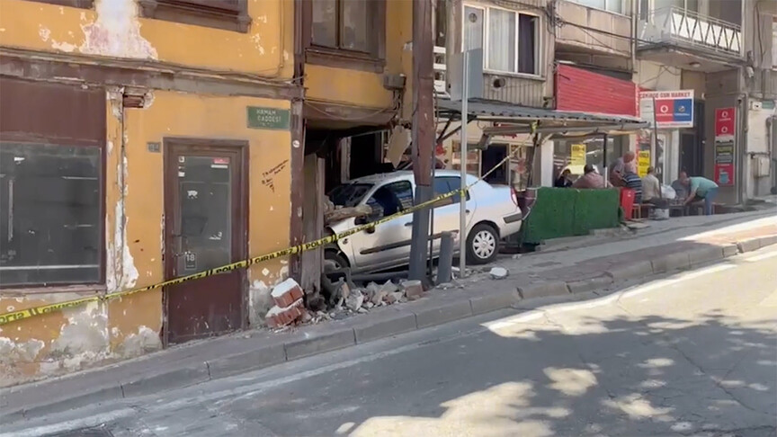 Bursa'da hareket eden park halindeki aracın çarptığı 3 katlı binada hasar oluştu