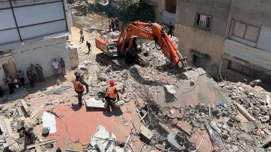 Gazze'de enkaz altındaki 8 bin 500 kayıp cenazeyi bulmak için tek iş makinasıyla verilen "umutsuz" mücadele