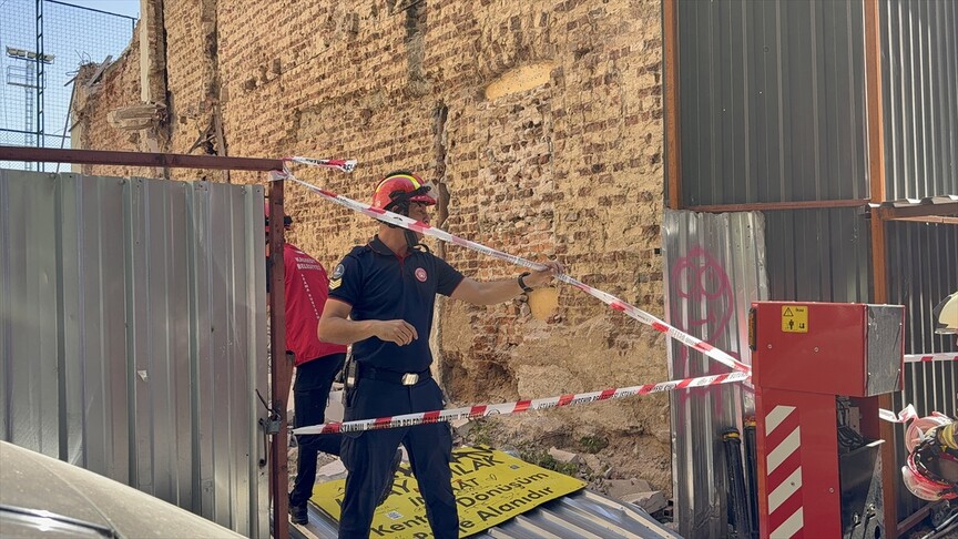 Kadıköy'de bina yıkımı sırasında göçük altında kalan 2 işçi kurtarıldı
